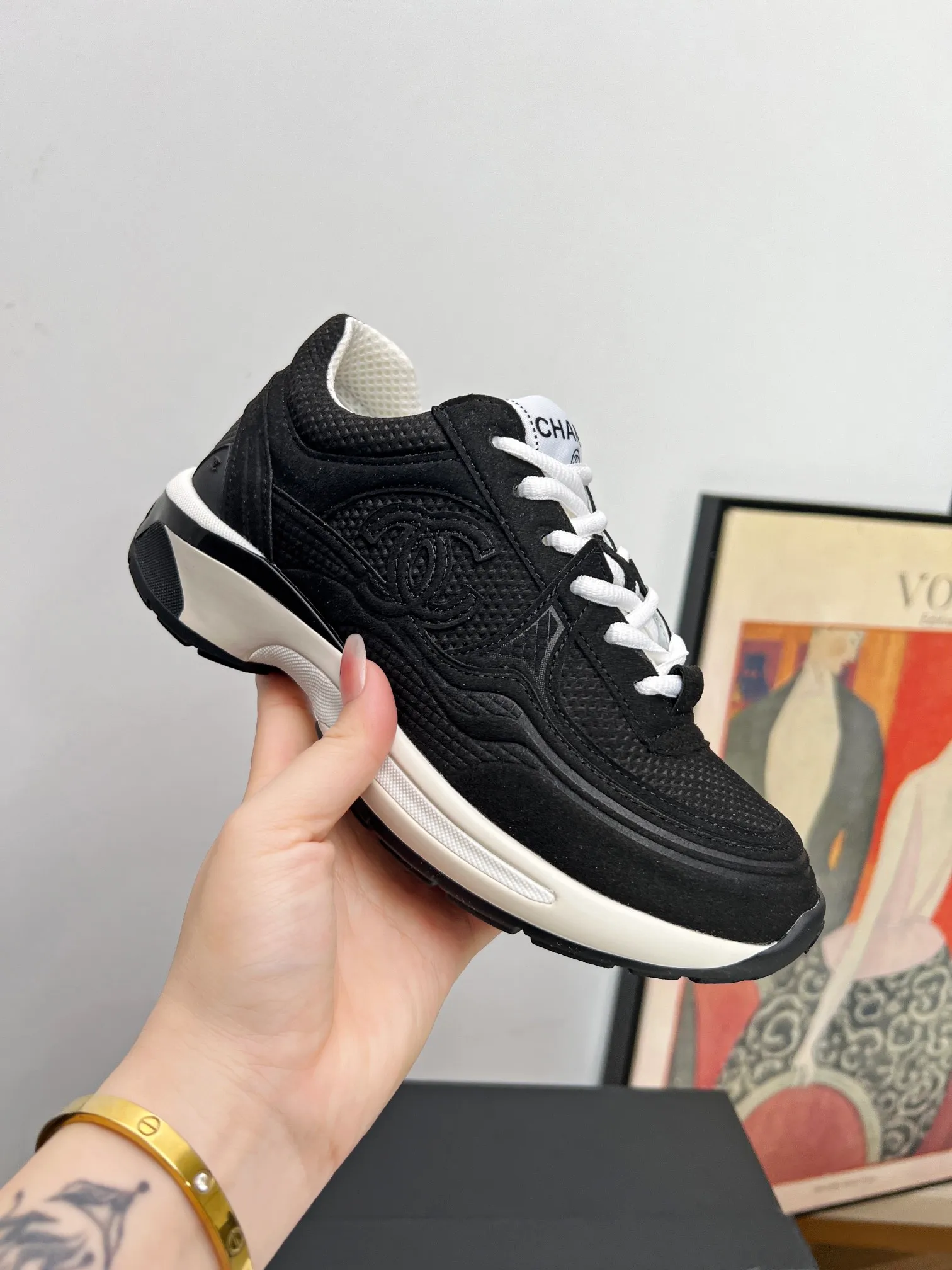 👟👟Ex-factory price 640👟👟 chanel Chanel 2024 early spring vacation series latest casual sports shoes silver white, gold white, silver gray, black and red! Incomparably beautiful and easy to wear, very light, the lining is also super soft, super comfortable, the upper is breathable, the color is high-end and durable, versatile. Upper: cowhide and cloth stitching. Inner: breathable mesh. Original foam combination outsole. Size: 35-40.